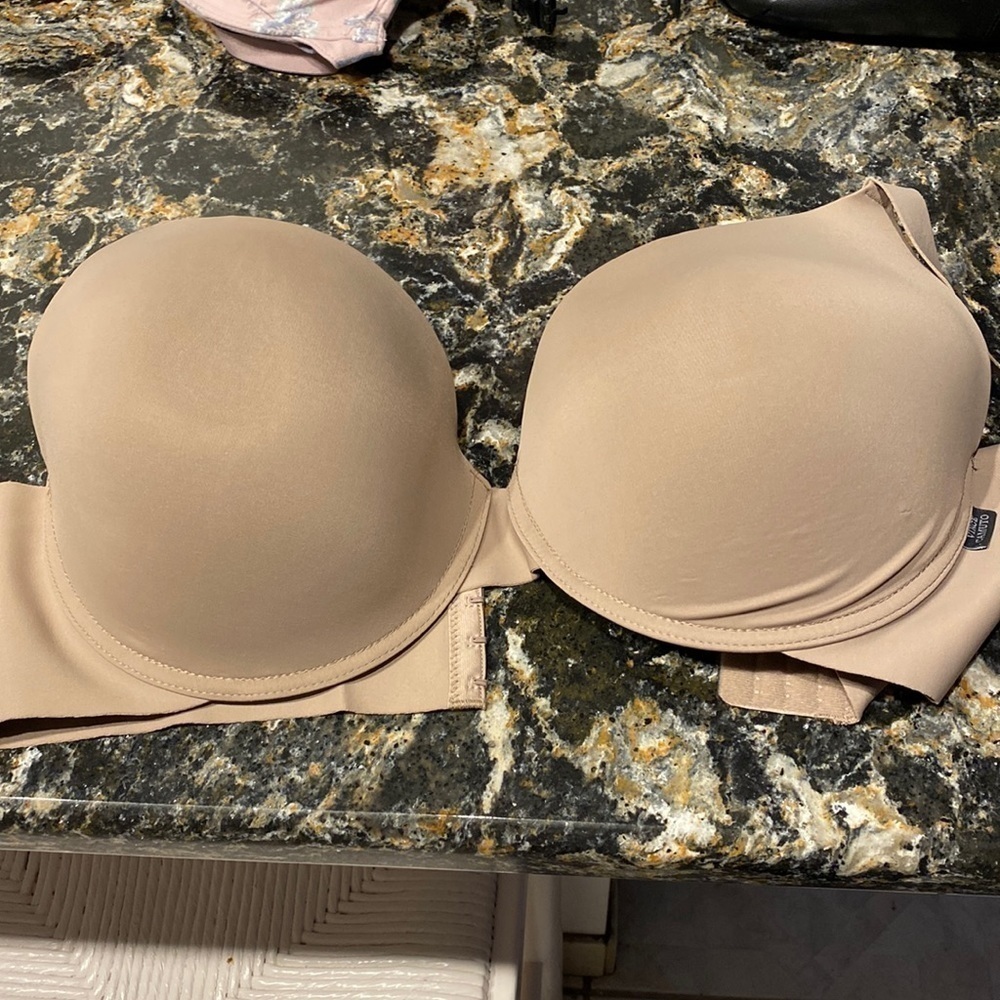 Q womens Vince Camuto solid tan bra size 42D. EUC